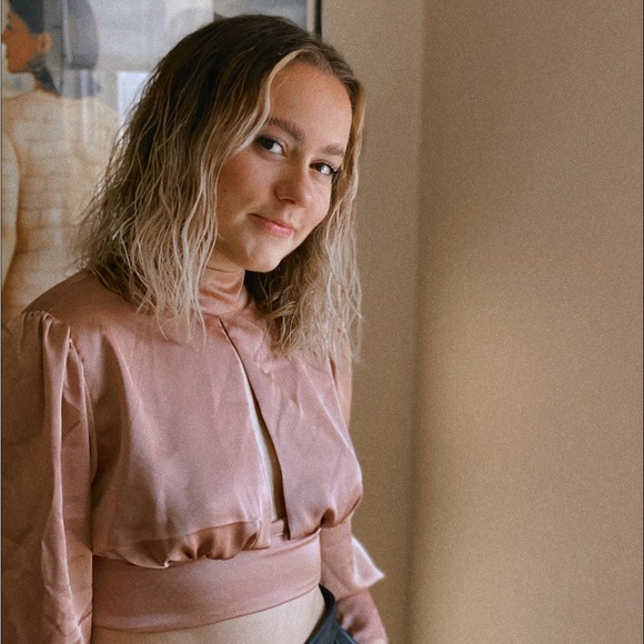 Back Cut Out Cropped Blouse - Picture 3 of 8